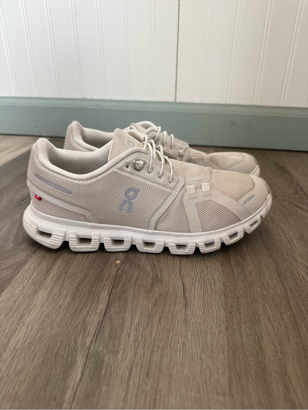 On Running Cloud 6 Women's Athletic Shoes - Pearl/Cream size 7.5